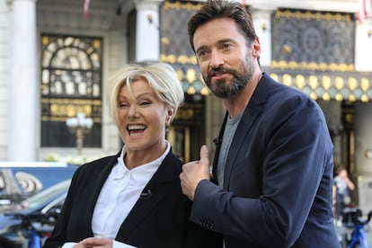 Deborra Lee Furness y Hugh Jackman – Si buscas en un diccionario de lenguaje millennial la definición de ‘couple goals’, encontrarás su foto. Ni la diferencia de edad (ella es nueve años mayor que él), ni el estrellato global del protagonista de El gran showman han restado un ápice de fuerza al más de cuarto de siglo de su unión. Tampoco los múltiples abortos sufridos por la actriz australiana o los cuatro cánceres de piel y seis operaciones por las que ha pasado Jackman.