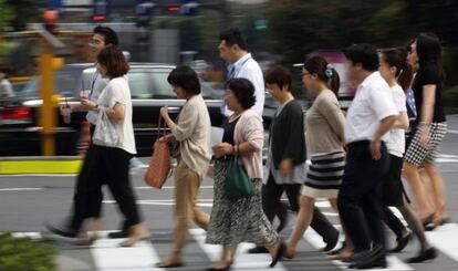 Unos peatones cruzan una calle de la zona de Kasumigaseki, en Tokio, el pasado jueves.