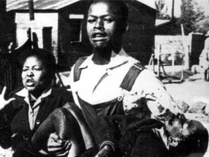 Detalle de un enfrentamiento con la policía en Soweto, en 1976, en el que se registraron unos cien heridos.