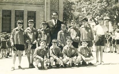 Alfredo Pérez Rubalcaba nació en Solares (Cantabria) el 28 de junio de 1951, aunque desde pequeño ha vivido en Madrid. Aficionado al Real Madrid desde niño, esta imagen le muestra con el futbolista Paco Gento en el patio del colegio del Pilar, donde estudiaba a comienzos de los años 60. El candidato socialista es el tercero por la izquierda, de pie junto a Gento y, agachado justo debajo de él, se encuentra su amigo Jaime Lissavetzki, ex secretario de Estado para el Deporte y portavoz del PSOE en el Ayuntamiento de Madrid.