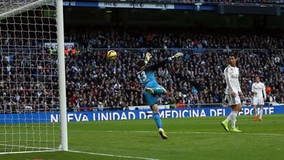 Ronaldo observa el gol d'Isco.