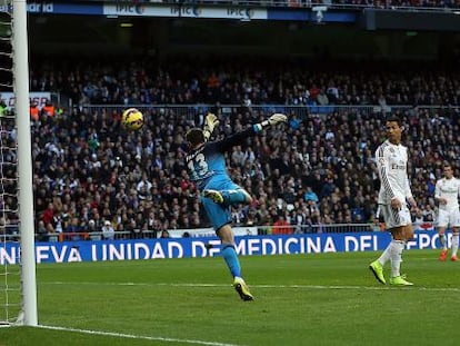 Ronaldo observa el gol d'Isco.
