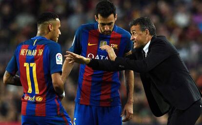 El entrenador del Barceloan Luis Enrique (d) da instrucciones a Sergio Busquets (centro) y Neymar.