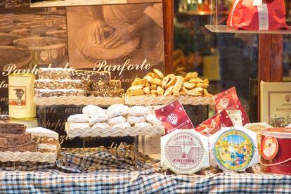 Escaparate de dulces tradicionales en una tienda de la ciudad italiana de Siena.