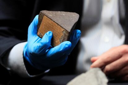 Detalle del fragmento de meteorito de Reliegos entregado, por parte de la Guardia Civil, al MNCN-CSIC en Madrid, este miércoles. La Guardia Civil recupera un meteorito histórico que cayó en 1947 cerca de León y que se vendía en internet por 50.000 euros.