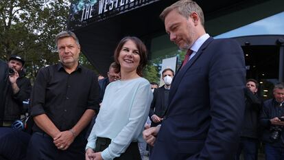 Los copresidentes de Los Verdes, Robert Habeck y Annalena Baerbock, comparecen junto al líder de los liberales, Christian Lindner (derecha), tras una reunión exploratoria este viernes para formar una coalición en Alemania.