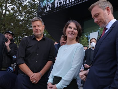 Los copresidentes de Los Verdes, Robert Habeck y Annalena Baerbock, comparecen junto al líder de los liberales, Christian Lindner (derecha), tras una reunión exploratoria este viernes para formar una coalición en Alemania.