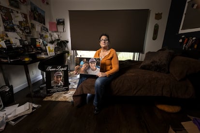 Michelle Leopold sostiene una foto de su hijo Trevor en la habitación en la que este solía dormir en su casa del condado de Marin, en el norte de  California.