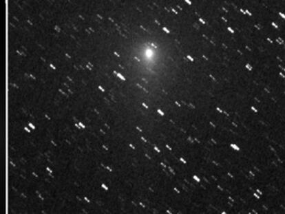 El núcleo del cometa 103P/Hartley 2, de unos dos kilómetros longitud, captado por la sonda <i>Deep Impact</i> desde 700 kilómetros de distancia el pasado 4 de noviembre. A la derecha, el cometa visto el 6 de noviembre desde 24,2 millones de kilómetros, la distancia que lo separaba de la Tierra.