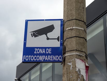 Un anuncio de una cámara de vigilancia de tránsito en Bogotá (Colombia), en 2022