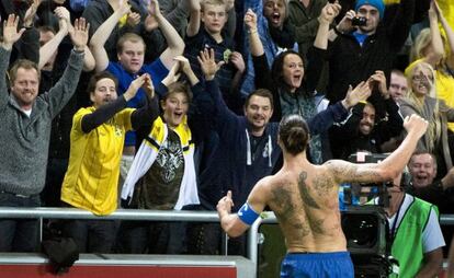 Ibrahimovic celebra con los aficionados suecos su último tanto ante Inglaterra.