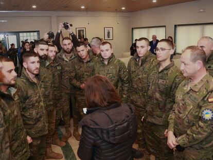 La ministra de Defensa, Margarita Robles, de espaldas, durante su visita a la base de Cerro Muriano (Córdoba), en enero pasado, al mes siguiente del accidente.