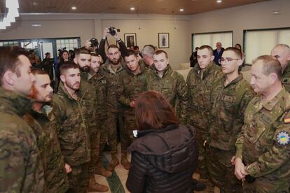 La ministra de Defensa, Margarita Robles, de espaldas, durante su visita a la base de Cerro Muriano (Córdoba), en enero pasado, al mes siguiente del accidente.