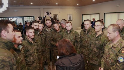 La ministra de Defensa, Margarita Robles, de espaldas, durante su visita a la base de Cerro Muriano (Córdoba), en enero pasado, al mes siguiente del accidente.