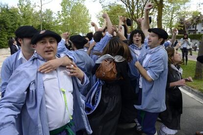 Una cuadrilla celebra San Prudencio por las calles de Vitoria.