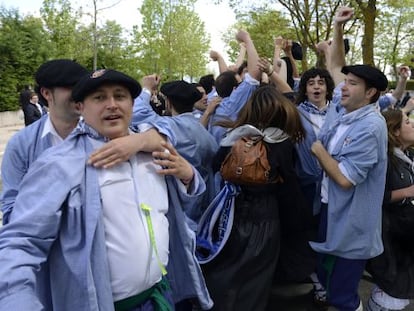 Una cuadrilla celebra San Prudencio por las calles de Vitoria.