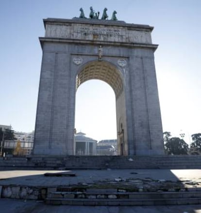 Arco de la victoria de Moncloa (Madrid) cuya inscripcion viola la ley de memoria historica y que está en mal estado.