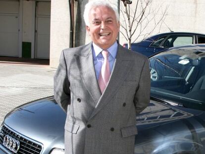 José Luis Baltar, ante su coche oficial en 2008.