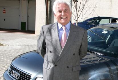 José Luis Baltar, ante su coche oficial en 2008.