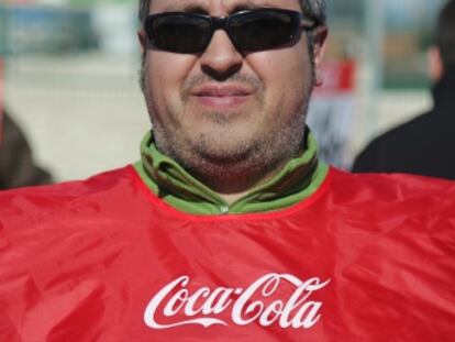 Un trabajador de Coca-Cola, este viernes en la primera jornada de huelga.
