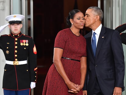 Barack Obama besa a su esposa Michelle Obama a las puertas de la Casa Blanca, en enero de 2017.