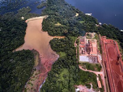 Vista aérea de la presa de residuos de decantación de las instalaciones mineras.
