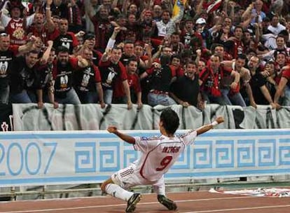 Inzaghi festeja con la grada su primer gol al Liverpool.