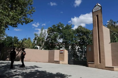 Dos policías a la puerta del centro de acogida de Hortaleza.