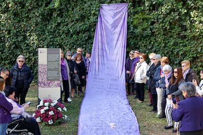 La Coordinadora Feminista de Valencia ha realizado una ofrenda en el Cementerio General de Valencia en reconocimiento a todas las víctimas de violencia machista
