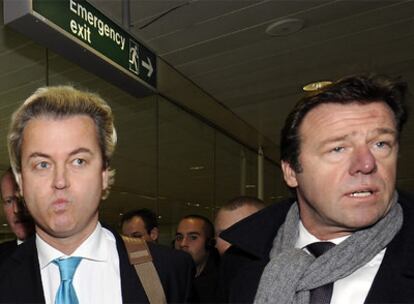 Geert Wilders (izquierda), escoltado por un agente de policía, ayer en el aeropuerto de Londres.