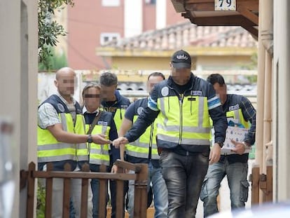 Polic&iacute;as, el pasado mi&eacute;rcoles, durante el registro en la casa de Santander donde detuvieron al presunto pederasta. 