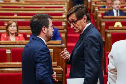 Pere Aragonès (i), conversa con el 'president' de la Generalitat Salvador Illa durante la sesión de investudura del 8 de agosto.