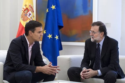 Pedro Sánchez (l) and Mariano Rajoy at La Moncloa on Monday.