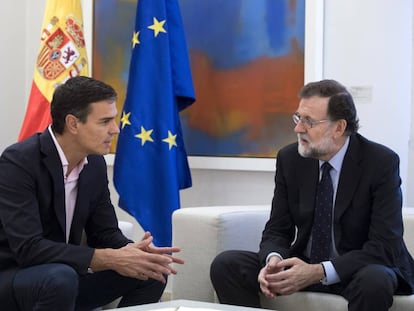 Pedro Sánchez (l) and Mariano Rajoy at La Moncloa on Monday.