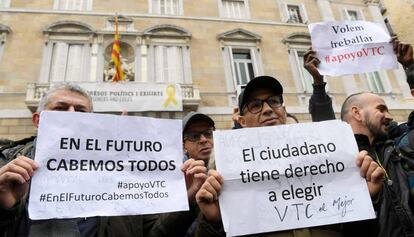 Conductores de VTC se manifiestan este martes ante la Generalitat.