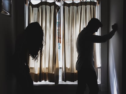 Siluetas de una pareja durante una discusión, en una imagen de archivo.