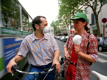 Dos ciclistas con  mascarilla por las calles de Par&iacute;s. / France Press