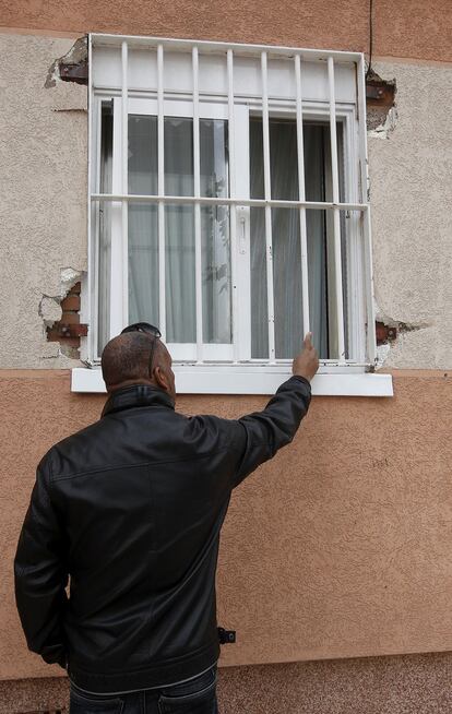 Este vecino de San Cristóbal, de orIgen dominicano, no quiere dar su nombre. Tiene miedo. En 2010 se marchó a Almería durante dos meses por trabajo y al regresar se encontró con la cerradura cambiada y una familia ocupando su casa. Ha tardado dos años en recuperarla desde que puso la denuncia. En la imagen muestra una ventana forzada.