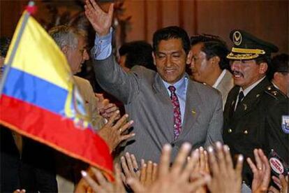 Lucio Gutiérrez saluda a sus seguidores tras salir de la cárcel, en Quito.