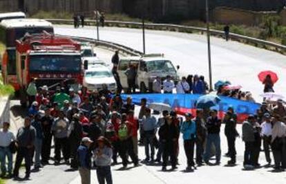 Trabajadores bolivianos de salud marchan, durante el tercer día de protestas para reclamar al Gobierno reformas a la ley de pensiones que permitan mejorar su jubilación en una de las calles de la ciudad de La Paz (Bolivia).