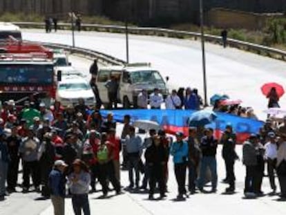 Trabajadores bolivianos de salud marchan, durante el tercer día de protestas para reclamar al Gobierno reformas a la ley de pensiones que permitan mejorar su jubilación en una de las calles de la ciudad de La Paz (Bolivia).