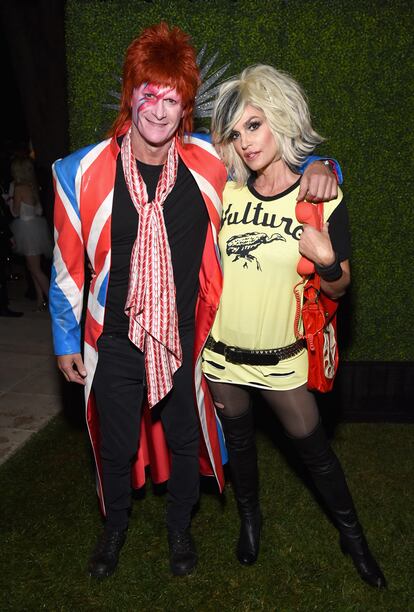 Cindy Crawford y su marido, Rander Gerber fueron los anfitriones en Casamigos Halloween Party en Beverly Hills. Ella vestida como Debbie Harry (cantante del grupo Blondie) y él como David Bowie cuando era Ziggy Stardust.
