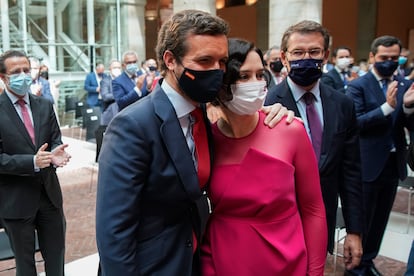 Pablo Casado abraza a la presidenta de la comunidad de Madrid, Isabel Díaz Ayuso, en el acto de jura como presidenta en la sede de la Puerta del Sol, en Madrid.