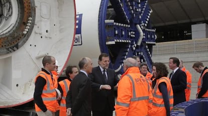 David Cameron y Mariano Rajoy en la visita a la tuneladora de Ferrovial en Londres, acompañados por Rafael del Pino, presidente de la firma