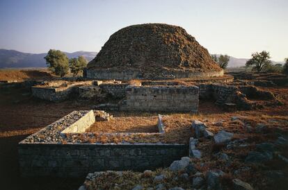 Fundada por un rey hindú hacia el siglo VII antes de Cristo, Taxila (oTakshashila) conserva una leyenda de tres ciudades perdidas. La primera estaba sobre una colina, más tarde conocida como Bhir Mound. Tras diversas intrigas políticas y árboles genealógicos, la ciudad quedó en manos de una nueva Taxila, conocida como Sirkap, levantada por los invasores griegos. Disfrutó de cierta relevancia en el mundo de la filosofía y las artes, que continuó bajo los kushanos, que la refundaron como Sirsukh. Esta tercera Taxila cayó ante los hunos en el siglo VI, quienes la dejaron en ruinas. El yacimiento, patrimonio mundial y visitable, está unos 30 kilómetros al noroeste de Islamabad. El Museo de Taxila alberga todo tipo de objetos que ayudan a reconstruir la compleja historia de esta ciudad de la Antigüedad.