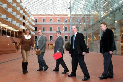 Los representantes de las cinco universidades públicas catalanas posan antes de leer el comunicado. De izquierda a derecha, Imma Tubella (UOC), Ferran Sancho (UAB), Juan José Moreso (Pompeu Fabra), Antoni Giró (UPC) y el vicerrector de la UB, Pere Quetglas.