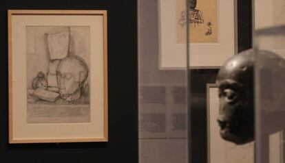 Uno de los dibujos de Giacometti 'Nature morte dans l'atelier', de 1927 y, en primer plano, la cabeza del rey Gudea del Louvre.