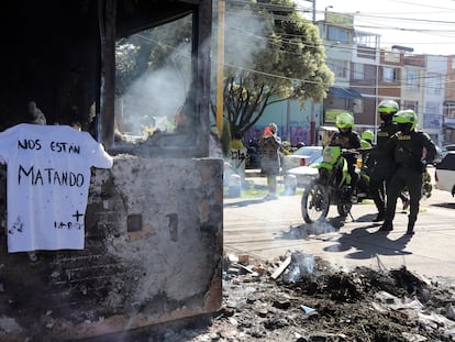 Los restos incinerados de una instalación de la policía en Bogotá.