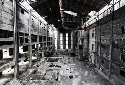 Vista panorámica del edificio principal, que albergaba la sala de calderas. La prosperidad de este enclave dependía de las bocanadas de un gigante de hierro y ladrillo que fue la primera fábrica de electricidad a partir del carbón en España, y durante años el complejo energético más grande del país. Consumió durante tres décadas el carbón de las minas turolenses hasta que en 1982 se decretó que su misión era lo suficientemente poco rentable como para cerrarla.