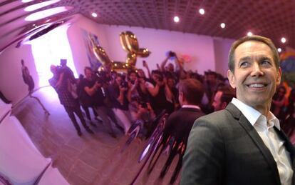Jeff Koons junto a una de sus esculturas durante la inauguración de su retrospectiva el museo Whitney de Nueva York. Esta exposición ahora se puede ver en el Centro Pompidou de París.